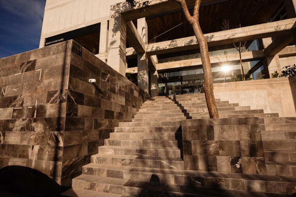 Escalera exterior de piedra